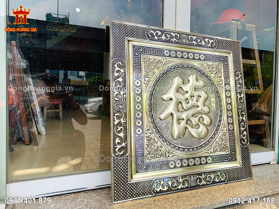 Tranh chữ Đức bằng đồng hun được treo tại không gian phòng khách, phòng thờ sang trọng